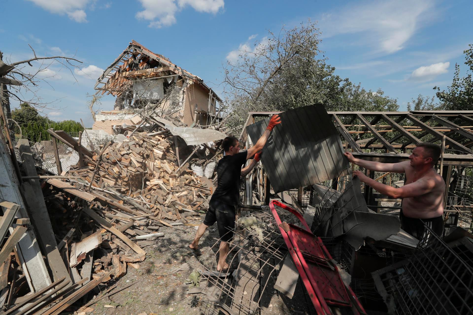 Imagen de archivo de un hombre que retira escombres tras un ataque ruso. EFE/EPA/Sergey Dolzhenko