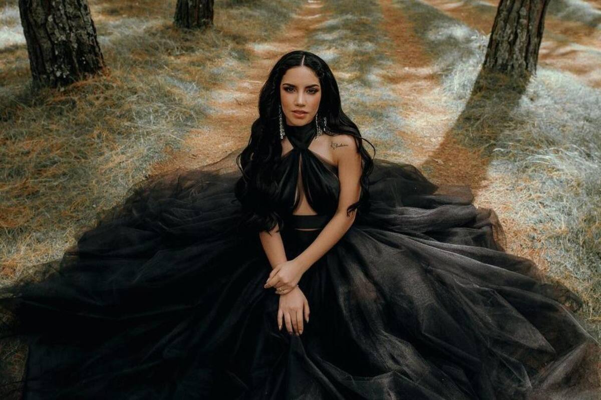 Kimberly Loaiza aparece en medio de un bosque vestida de negro