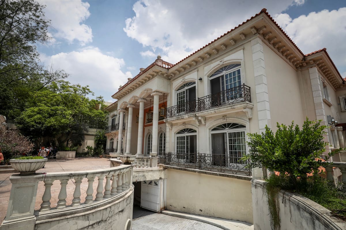 EUM20190730NAC07.JPG
CIUDAD DE MÉXICO, Crime/Crimen-Millonario.- Ubicada en Sierra Madre 5151, Lomas de Chapultepec, Ciudad de México, la mansión del empresario de origen chino Zhenli Ye Gon cuenta con mil 566 metros cuadrados construidos, sobre un terreno de mil 218 metros cuadrados. En el marco de la próxima subasta de la residencia, el 11 de agosto, el SAE abrió las puertas del inmueble, con excepción de la del llamado "cuarto del dinero", donde se localizaron 207 millones de dólares en efectivo en 2007. 30 julio 2019. Foto: Agencia EL UNIVERSAL/AFBV