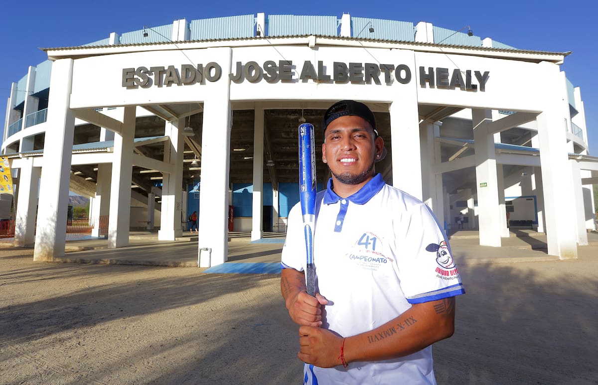 Isaac Paredes de visita en el estadio "José Alberto Healy" de beisbol infantil al norte de Hermosillo, Sonora. (Foto: Eeleazar Escobar)