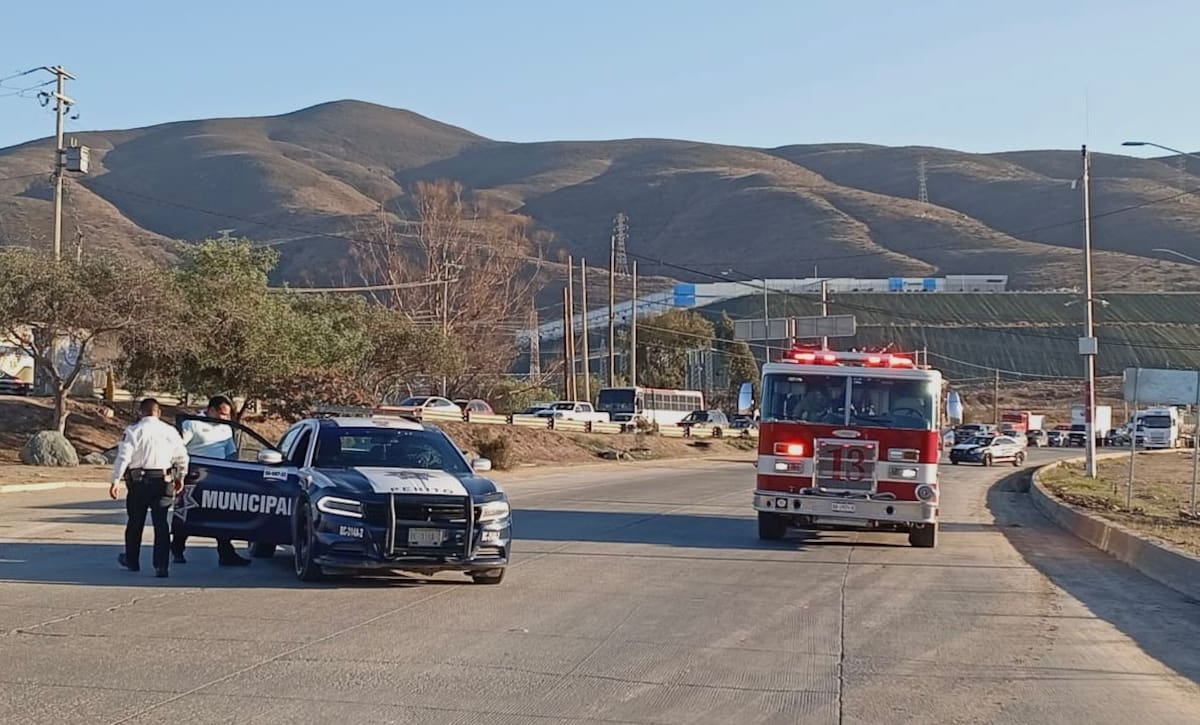 El conductor salió ileso pese al aparatoso incidente, ocurrido en el mismo punto donde otro camión volcó hace poco más de un mes. Foto: Border Zoom