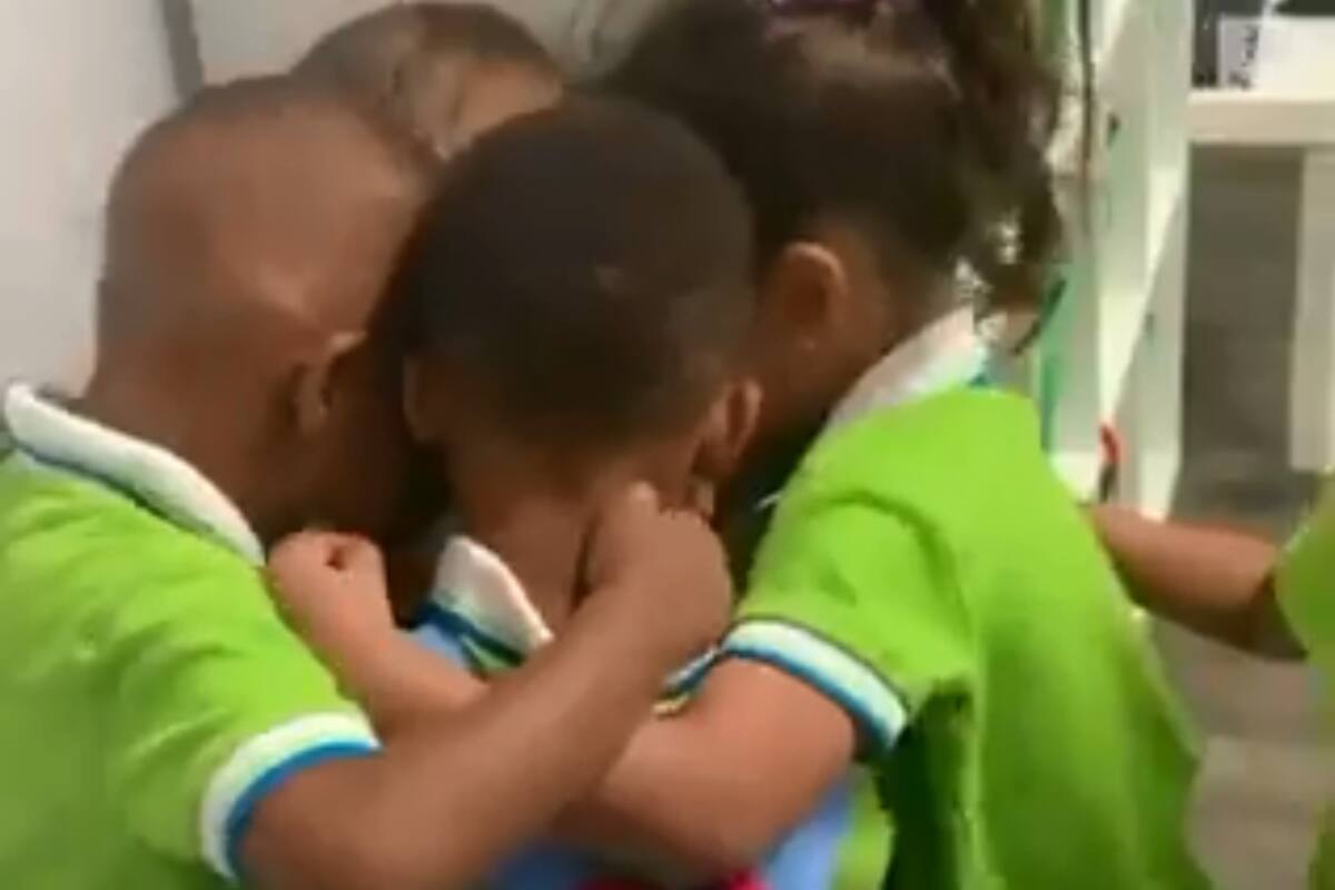 Tierno recibimiento de compañeritos a niño que sobrevivió a 'Dorian'