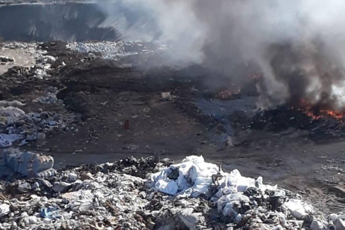 Sofocan incendio en basurero de Tecate