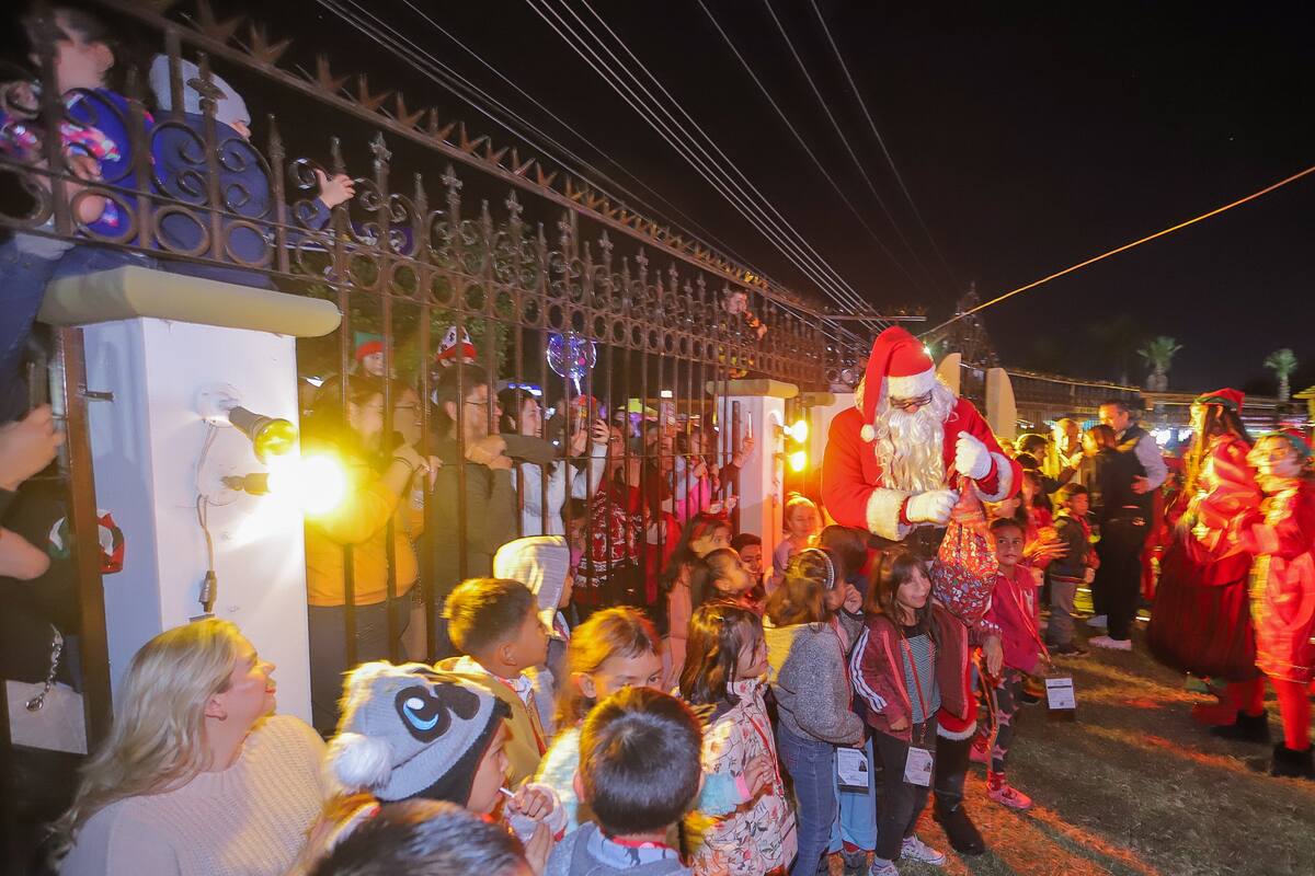 Santoclós de Hermosillo sale a repartir dulces entre los niños, quienes lo esperan con ansias.
