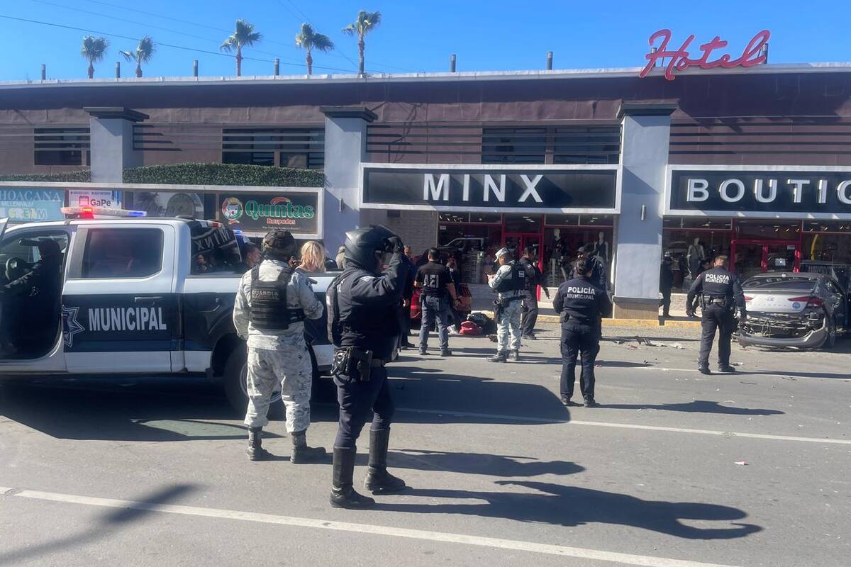 Tras dañar pluma de estacionamiento, huyen y provocan choque en Rosarito
