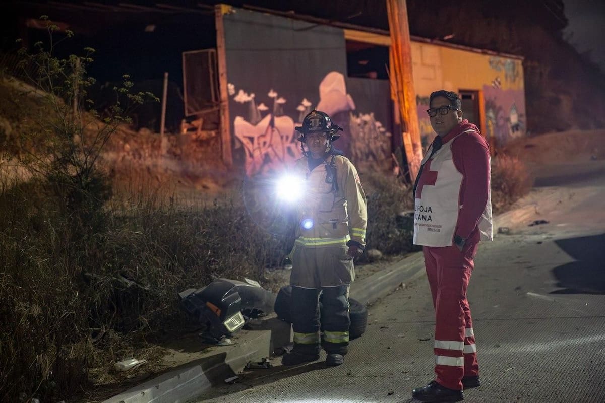 La unidad, con placas de California, terminó fuera de la vialidad tras impactarse contra una estructura de concreto en la colonia Obrera. Foto: Cortesía