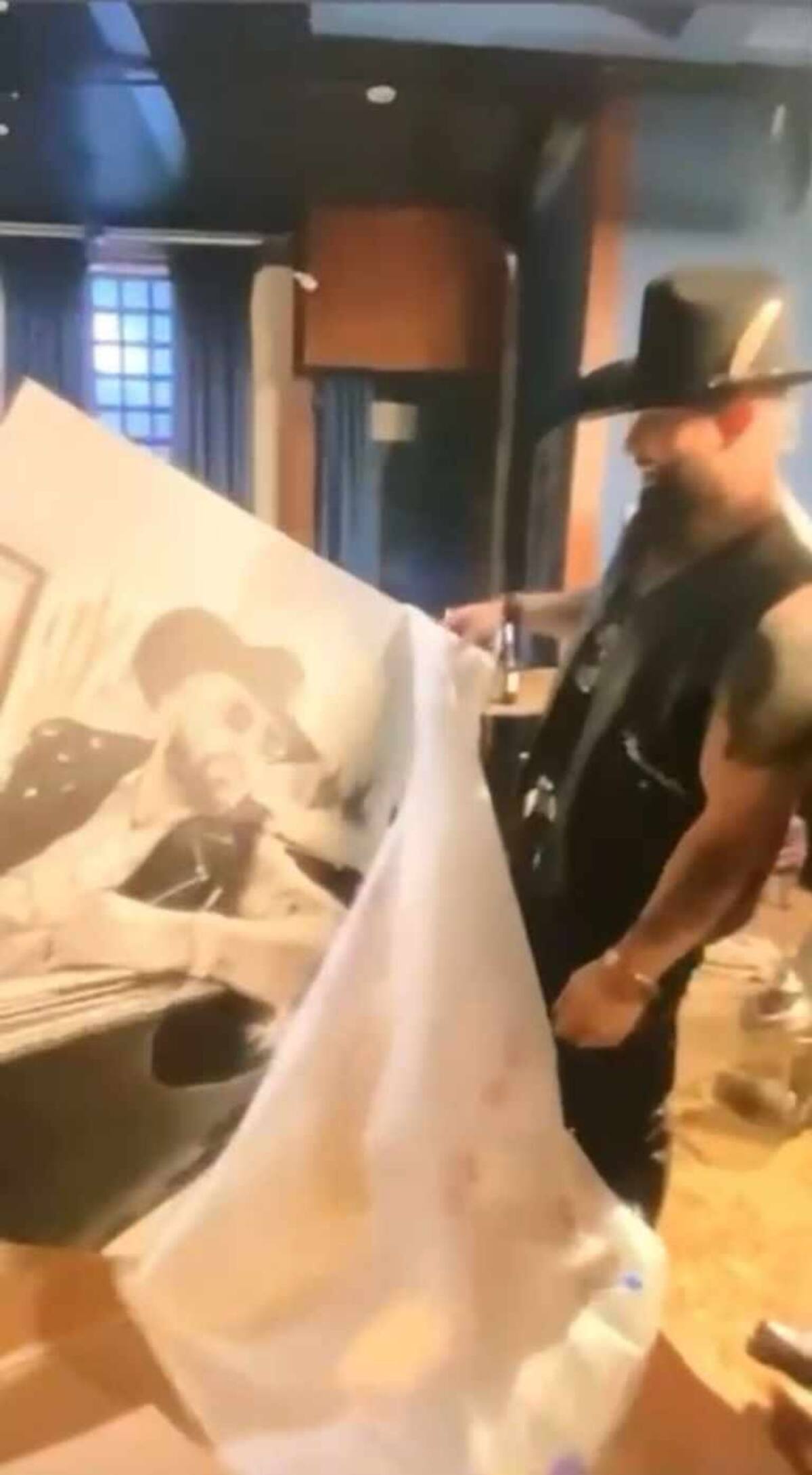 Carín León pudo recibir la pintura de su joven fanática.
