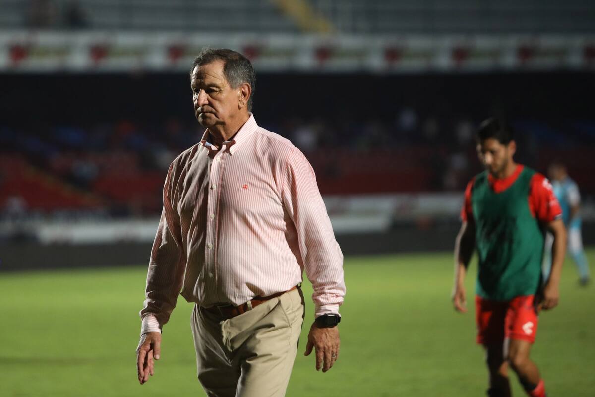 Tras récord de derrotas, 'Ojitos' Meza presentó su renuncia