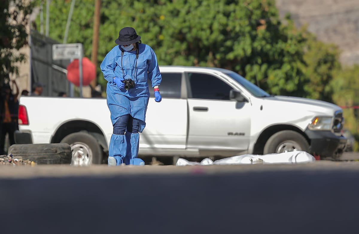 En la calle Huepac entre Yañez y Las Torres, al norte de Hermosillo, periciales del estado recaban evidencias para el rápido esclarecimiento de los hechos. FOTO: GH