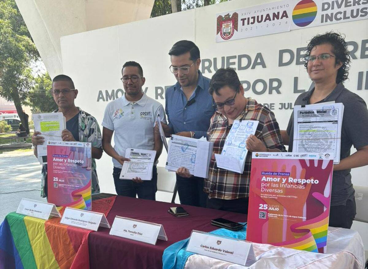 Activistas de la comunidad LGBTT participaron en un evento en la torre de Agua Caliente. Foto: Lorena Salinas