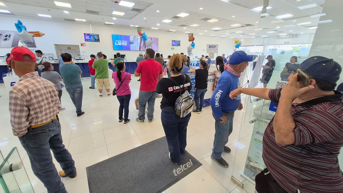 Usuarios de líneas telefónicas que resultaron suspendidas por no registrarse en la página de la CRT saturaron los centros de atención de clientes. | Crédito: Eleazar Escobar