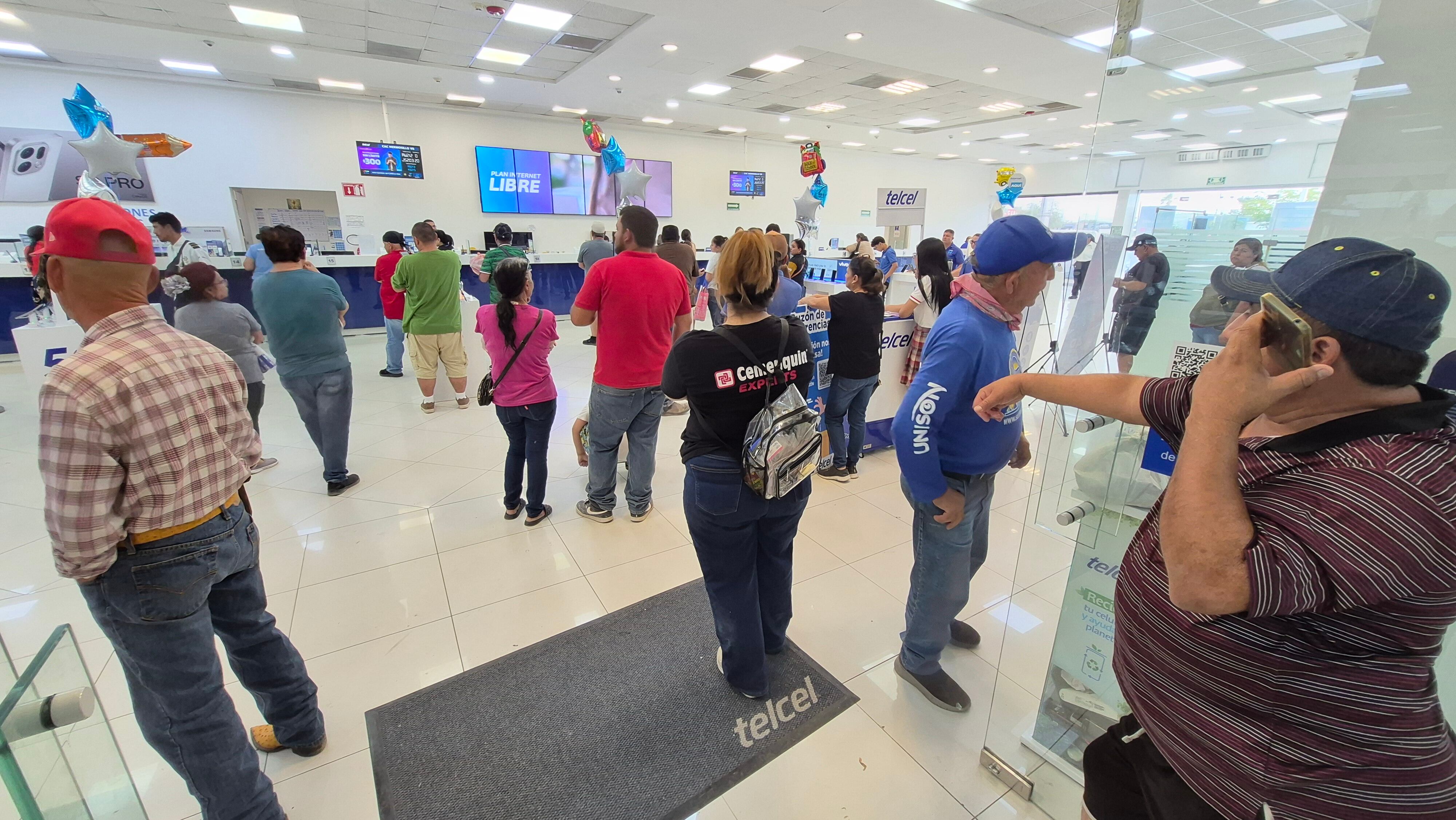 Usuarios de líneas telefónicas que resultaron suspendidas por no registrarse en la página de la CRT saturaron los centros de atención de clientes. | Crédito: Eleazar Escobar