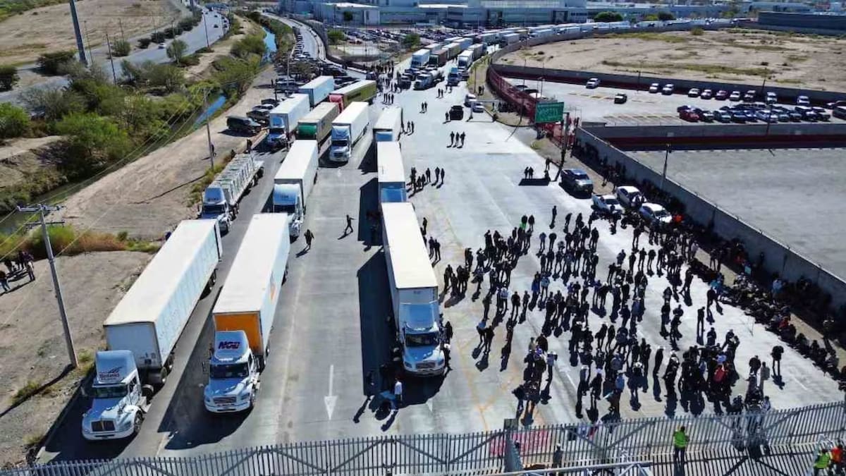 A horas de que millones de automovilistas inicien su semana en México, un paro nacional de transportistas y agricultores provocará bloqueos en carreteras clave y afectaciones en al menos 20 estados este lunes 6 de abril