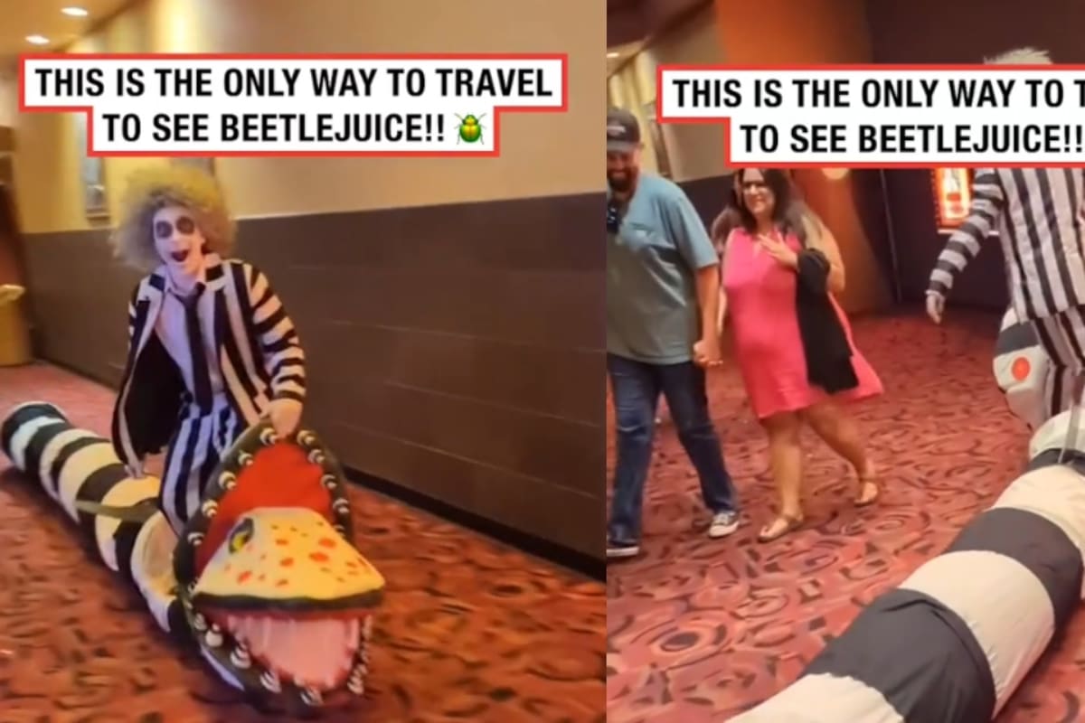 Un hombre vestido de Beetlejuice, montado en un gusano de arena movible, sorprende al ingresar al cine de esta manera