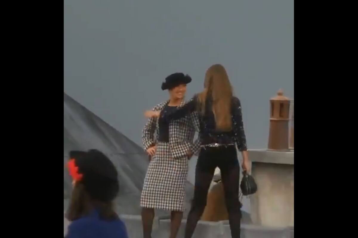 VIDEO: Mujer se cuela en pasarela de Chanel y Gigi Hadid la saca del lugar