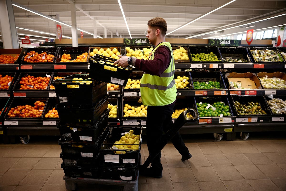FOTO DE ARCHIVO: Un trabajador ordena los productos dentro de un supermercado Sainsbury's en Richmond, al oeste de Londres, Reino Unido, el 27 de junio 2022. REUTERS/Henry Nicholls//File Photo