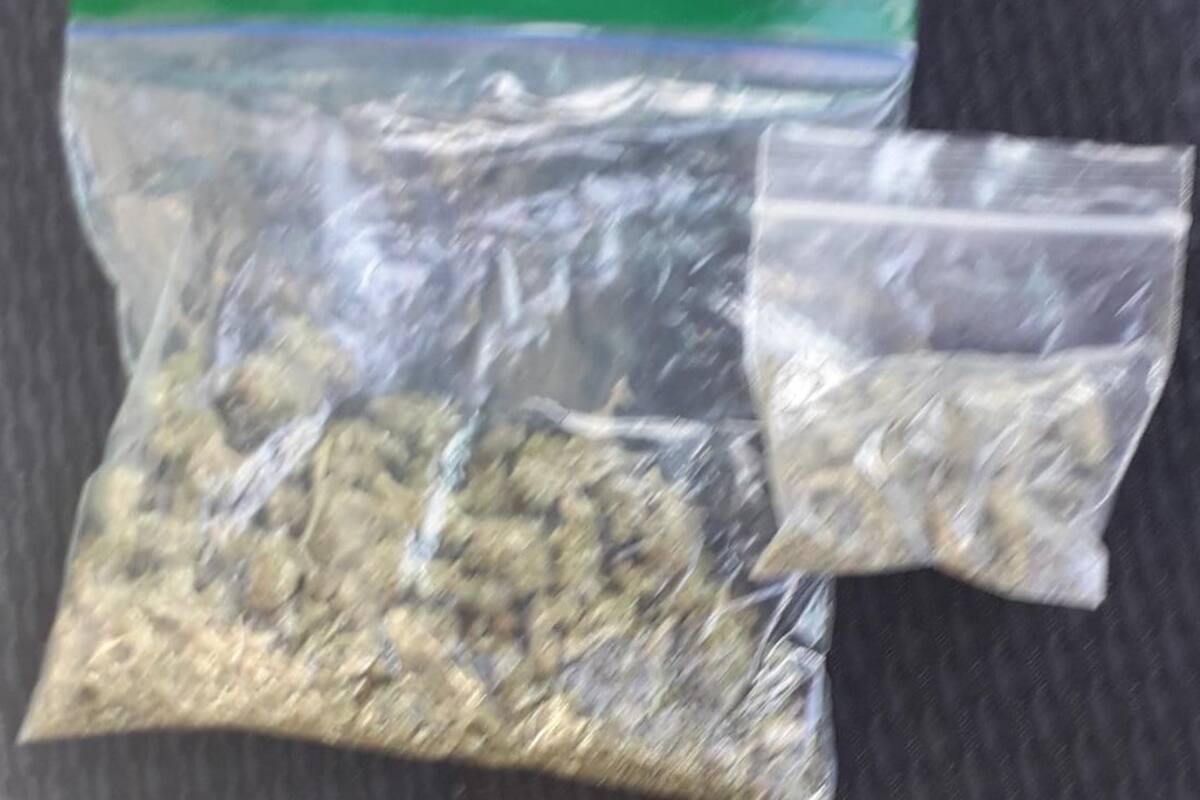 Policías huyen tras ser descubiertos con mariguana