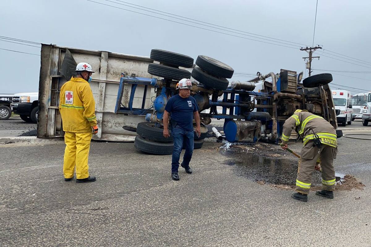 Camión con asfalto vuelca sobre bulevar Popotla en Rosarito