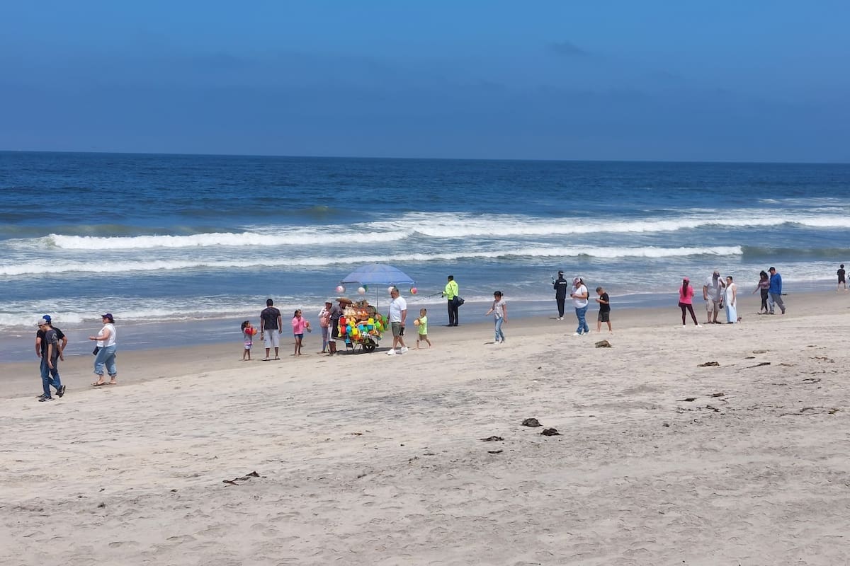 Contaminan con residuos plásticos playas de Tijuana