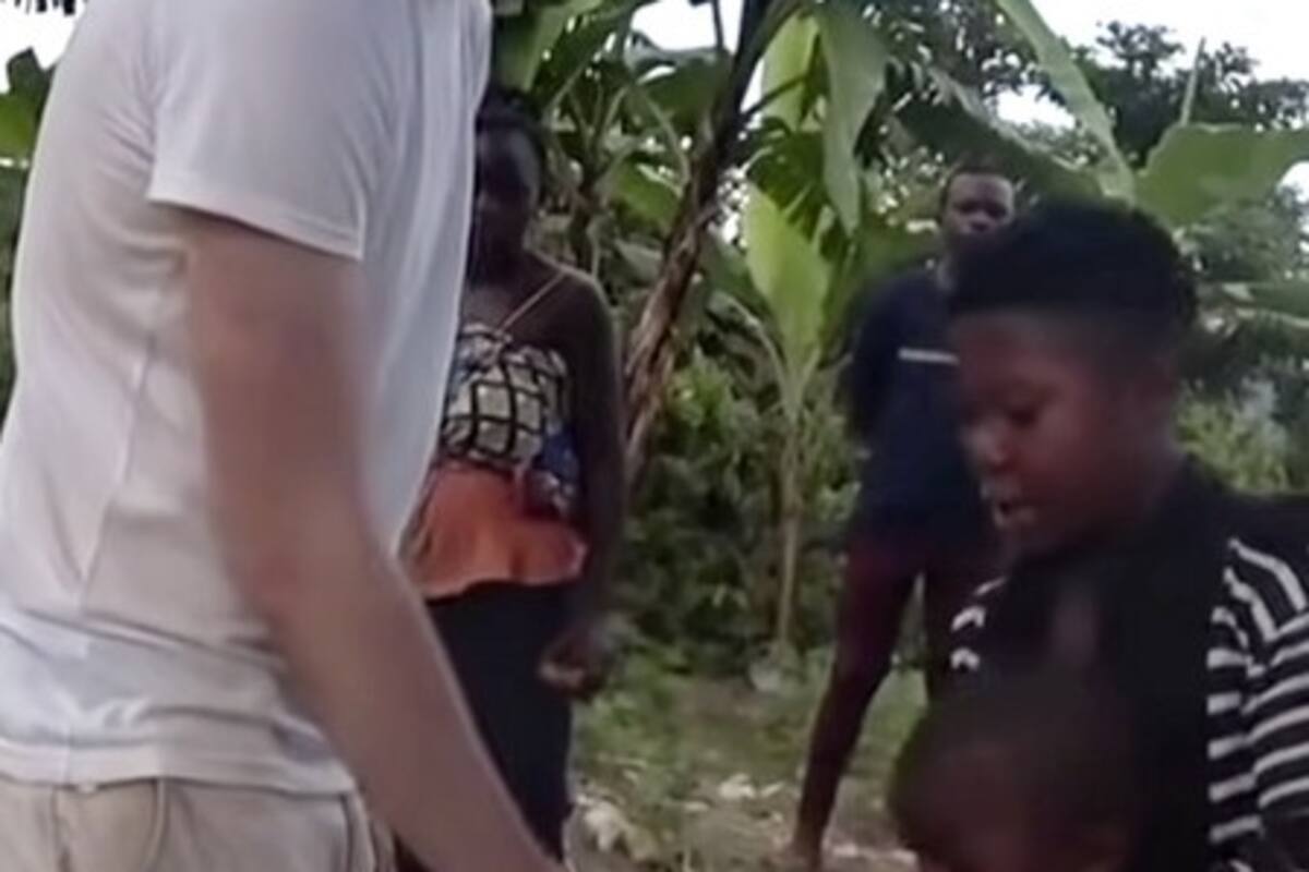 Niña africana ve por primera vez a un hombre blanco y piensa que es un fantasma