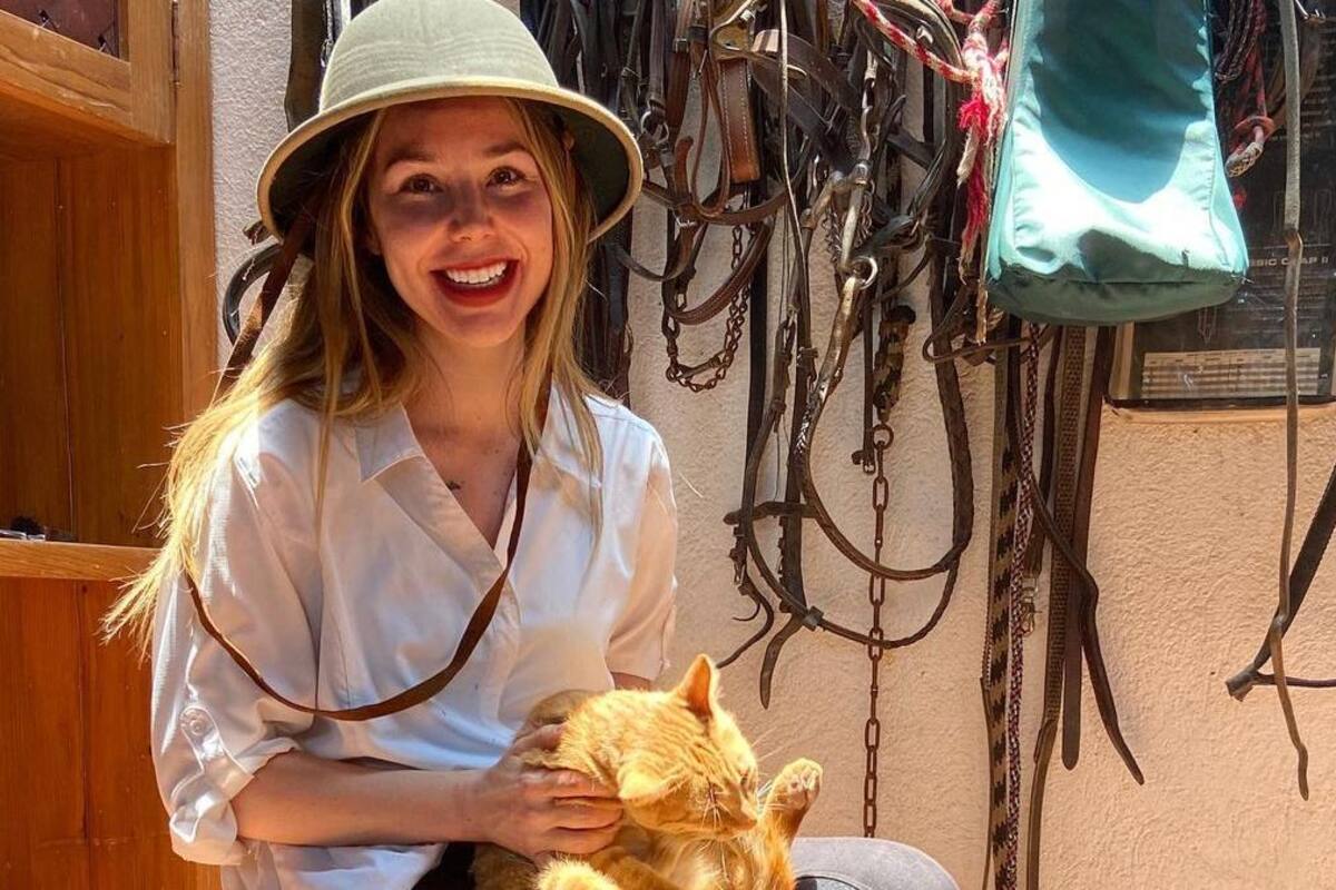 Camila Sodi aparece con una "pistola" en redes sociales