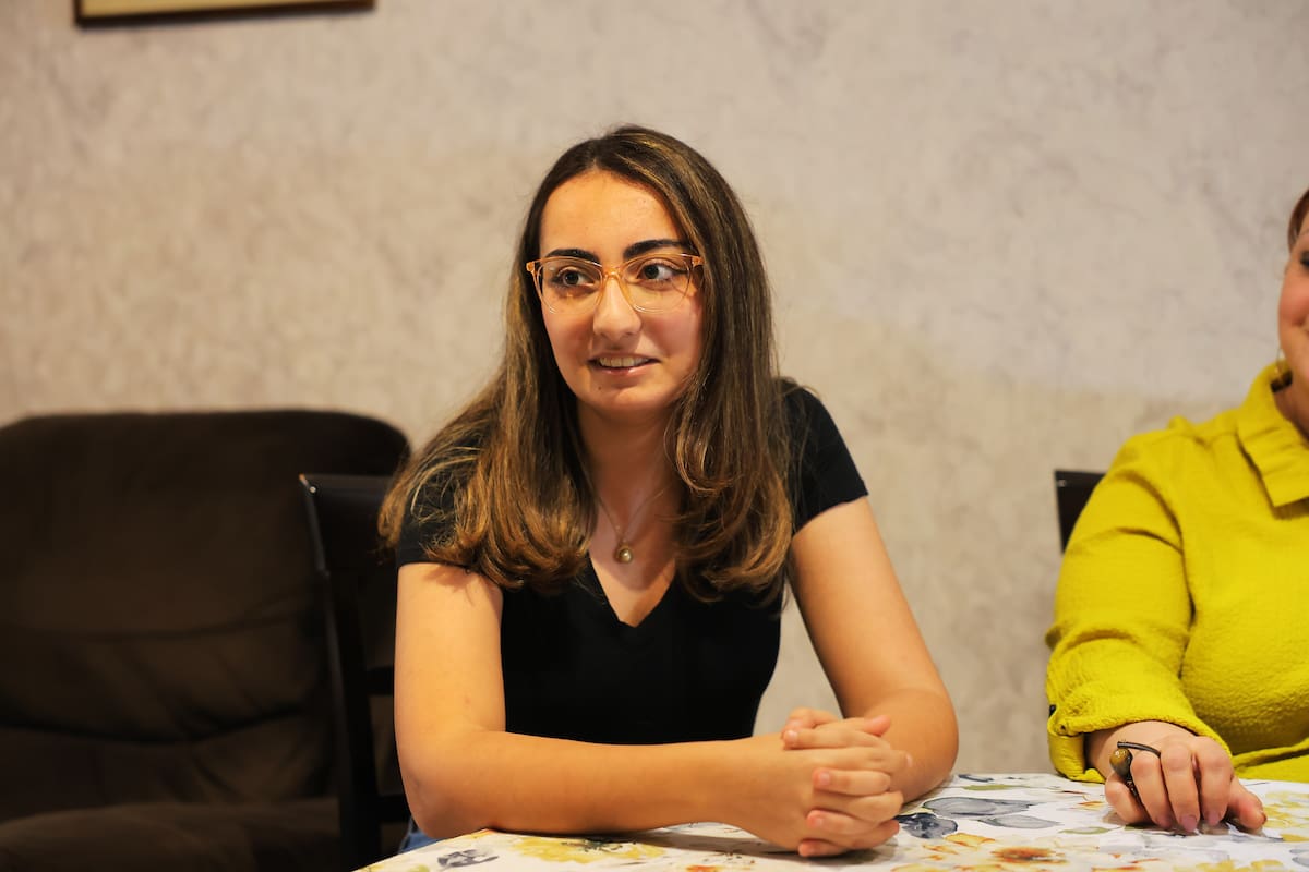 Varduhi Khalatyan, de 20 años, toca el chelo y es pintora.
