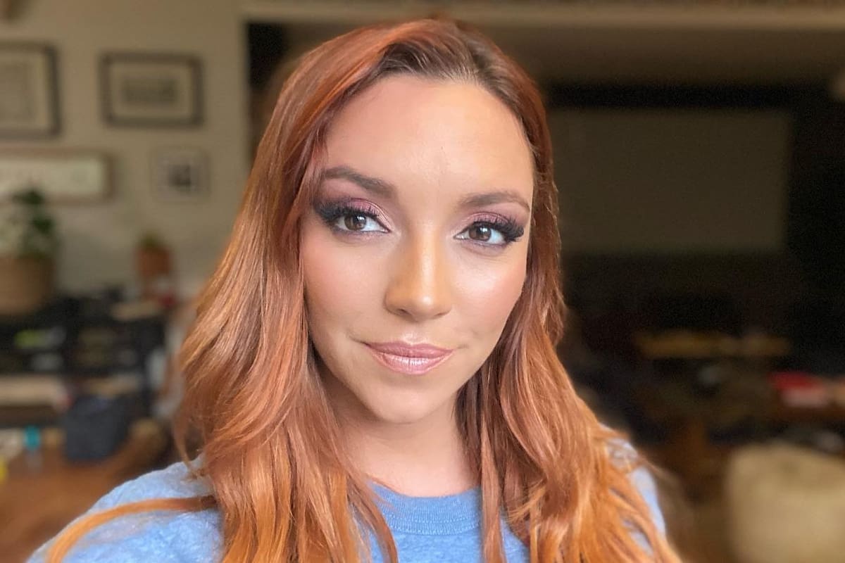 Regina Blandon se pinta las cejas y responde a sus haters