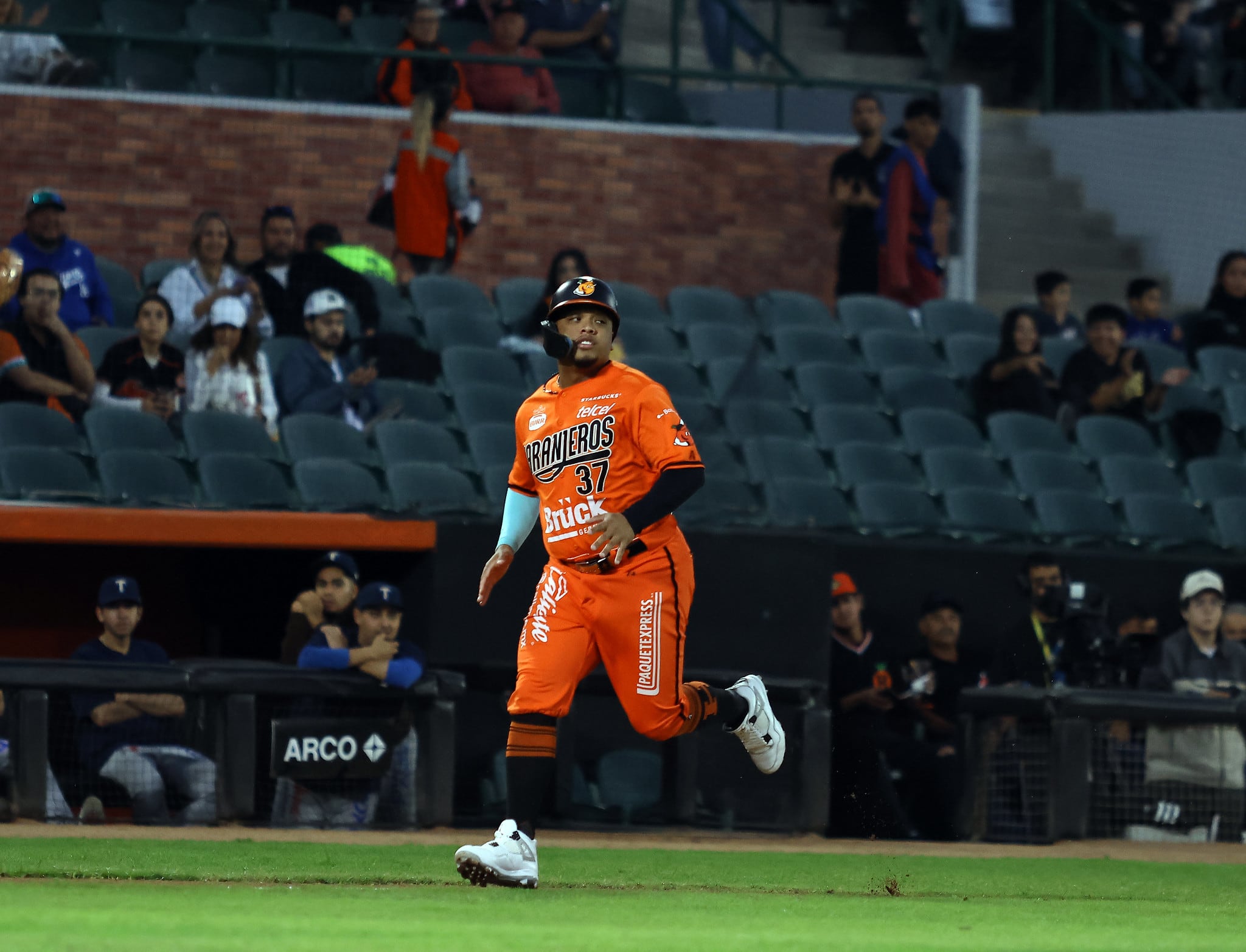 Willie Calhoun anotó la primera carrera para Hermosillo. (Foto: Cortesía Club Naranjeros)