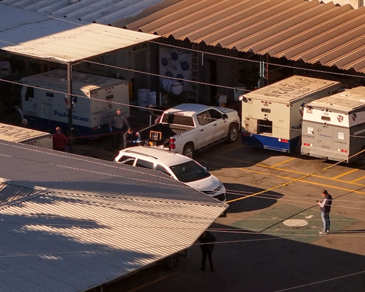 Un custodio de una empresa de valores fue encontrado sin vida dentro de los patios de la empresa para la que trabajaba. Al parecer presentaba una herida de bala, disparada con su propia arma. (Foto: Javier Gallegos)