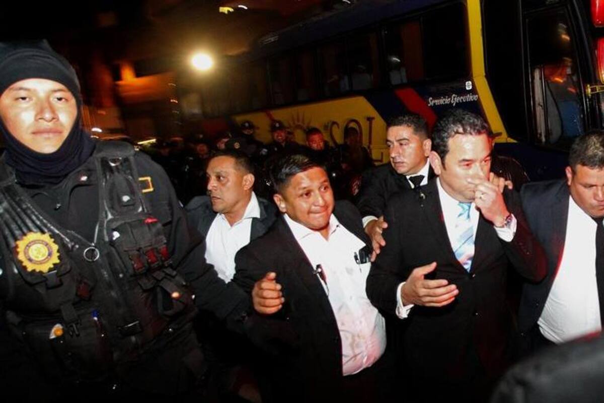 Manifestantes corren a Jimmy Morales previo a investidura como diputado