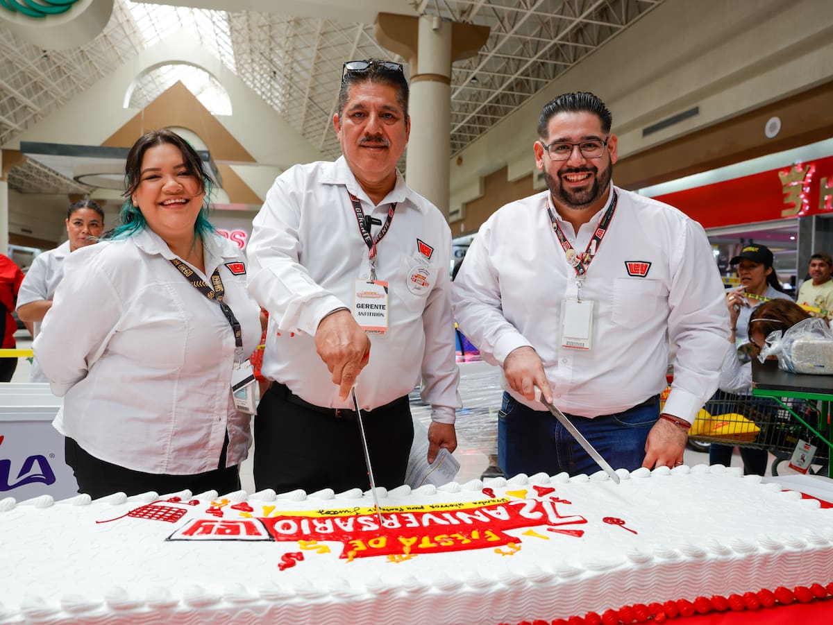 Casa Ley celebró su 72 aniversario en Plaza Cachanilla con la entrega de mil rebanadas de un pastel de 16 metros y música en vivo, como parte de las actividades para agradecer el apoyo de sus clientes. Foto: Juan J. Morales