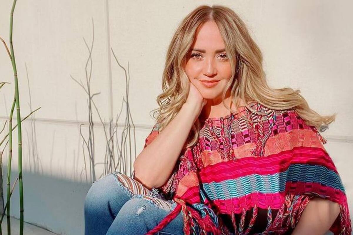 ¡Andrea Legarreta enseña pierna!
