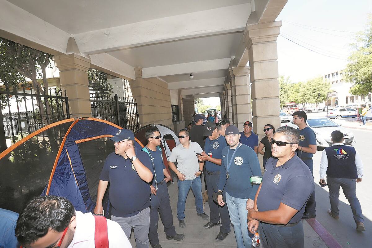 Bomberos hacen plantón frente a Palacio