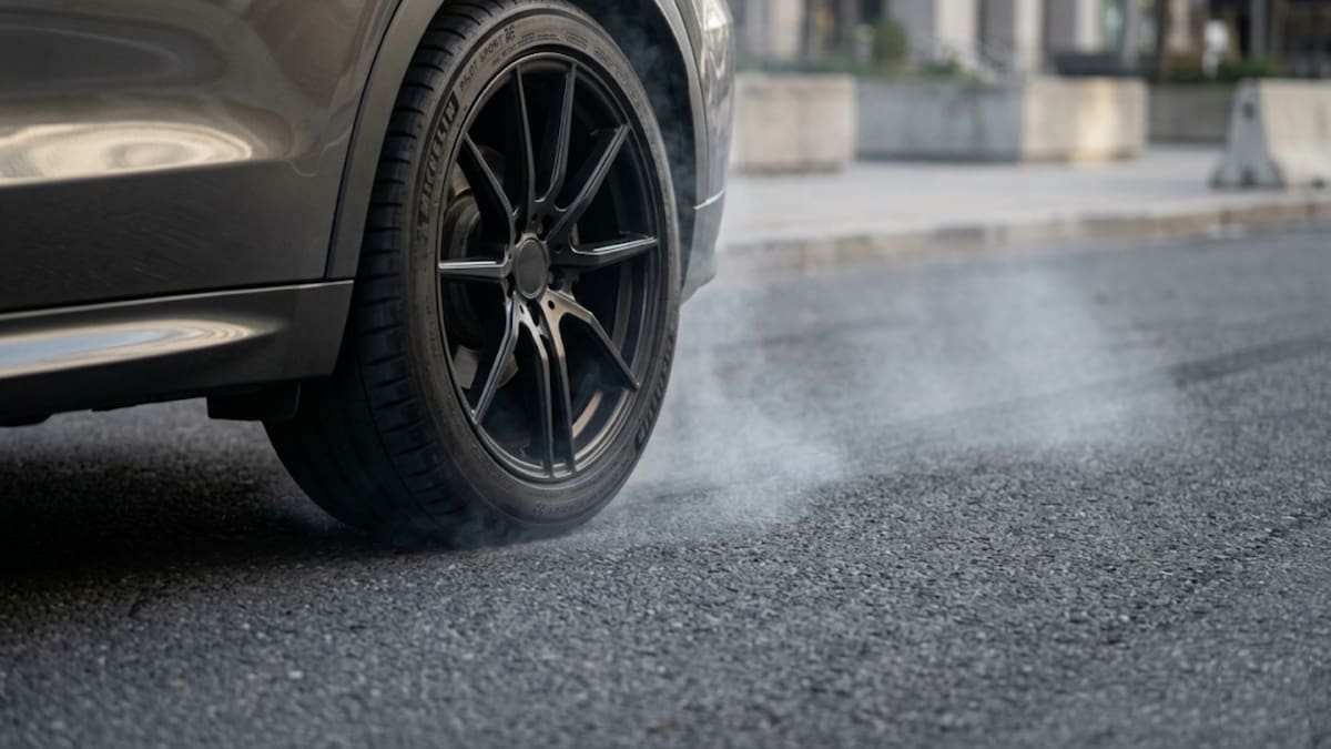 La principal fuente de microplásticos en el aire es la fricción de los neumáticos, un desgaste ligado al tráfico que libera partículas que permanecen suspendidas y se respiran todos los días
