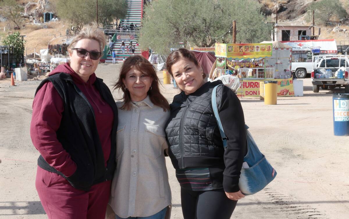 Cumplen su promesa a la virgen María Elena Ross, Mónica Villa y Berenice Nevárez, quienes son amigas de muchos años y fieles creyentes de la Virgen. FOTO: TEODORO BORBÓN.