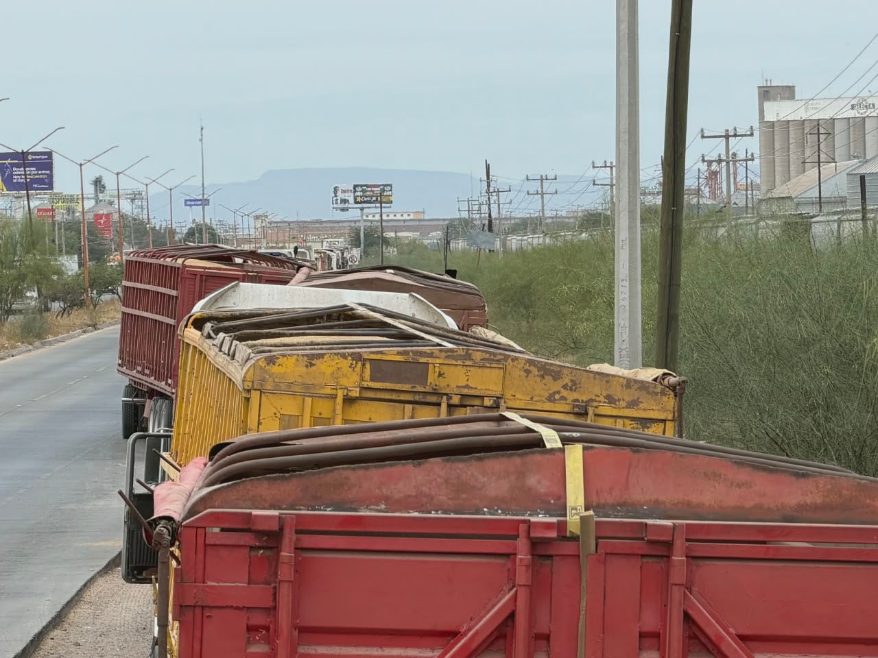 Transportistas que recorren el tramo Navojoa–Obregón señalaron que las largas filas para entregar el grano los obligan a dormir dentro de los dompes por miedo a robos. | Foto: Mayra Echeverría.