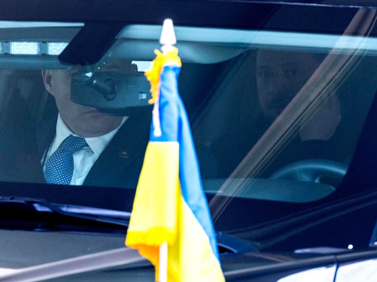 Ucrania estaría negociando recibir de EEUU suministro de armas de largo alcance; Zelenskyy viajará para abordar tema