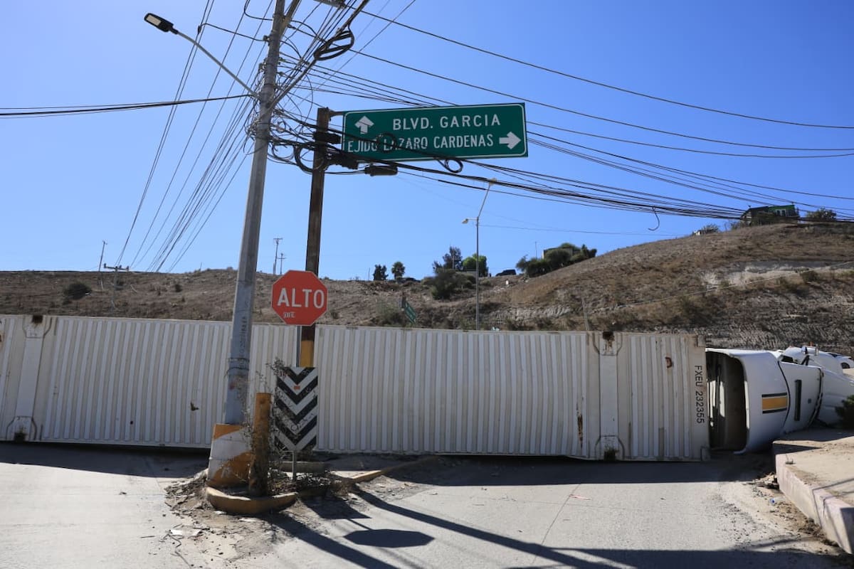 El tráiler quedó volcado sobre su costado derecho en la zona de Urbi Villas del Prado II. Foto: Sergio Ortiz