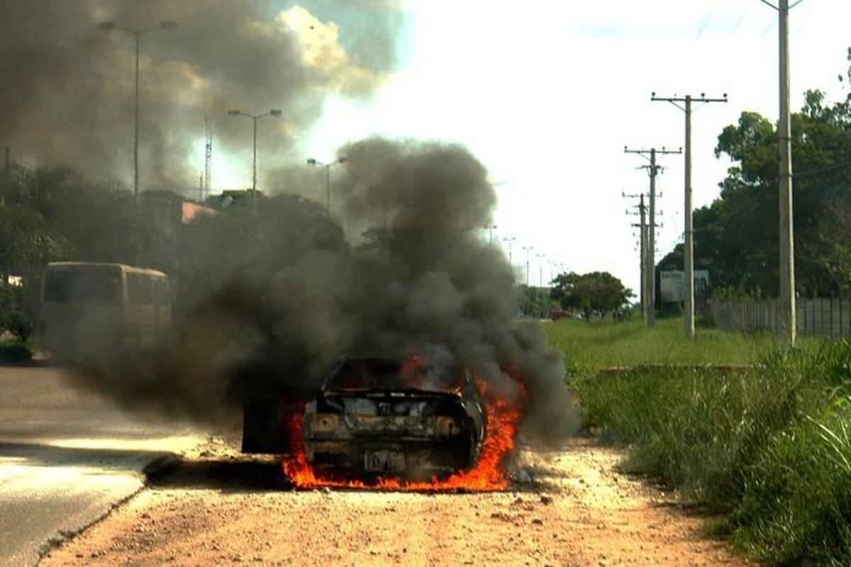 Policías salvan a un hombre inconsciente en un coche en llamas
