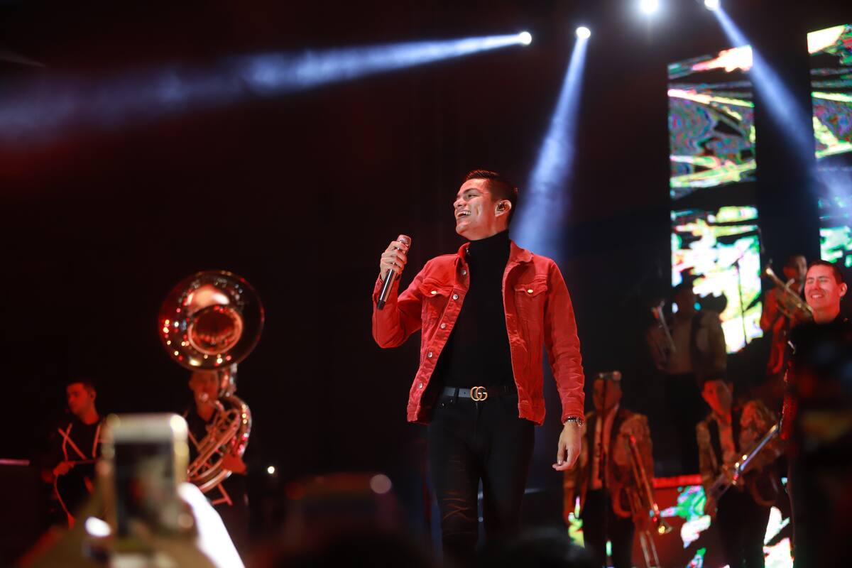 Virlán García triunfa con banda en el teatro del pueblo