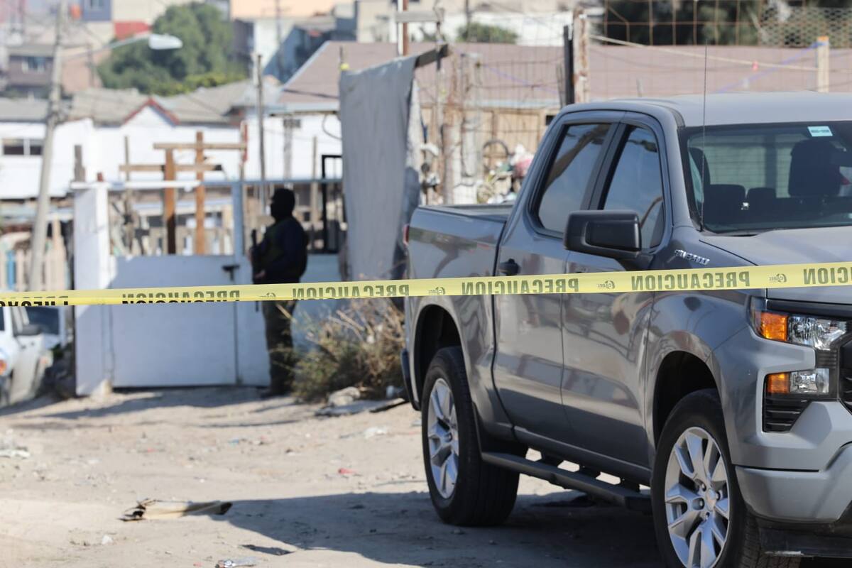 La escena se encuentra custodiada por agentes de la Fiscalía General del Estado.