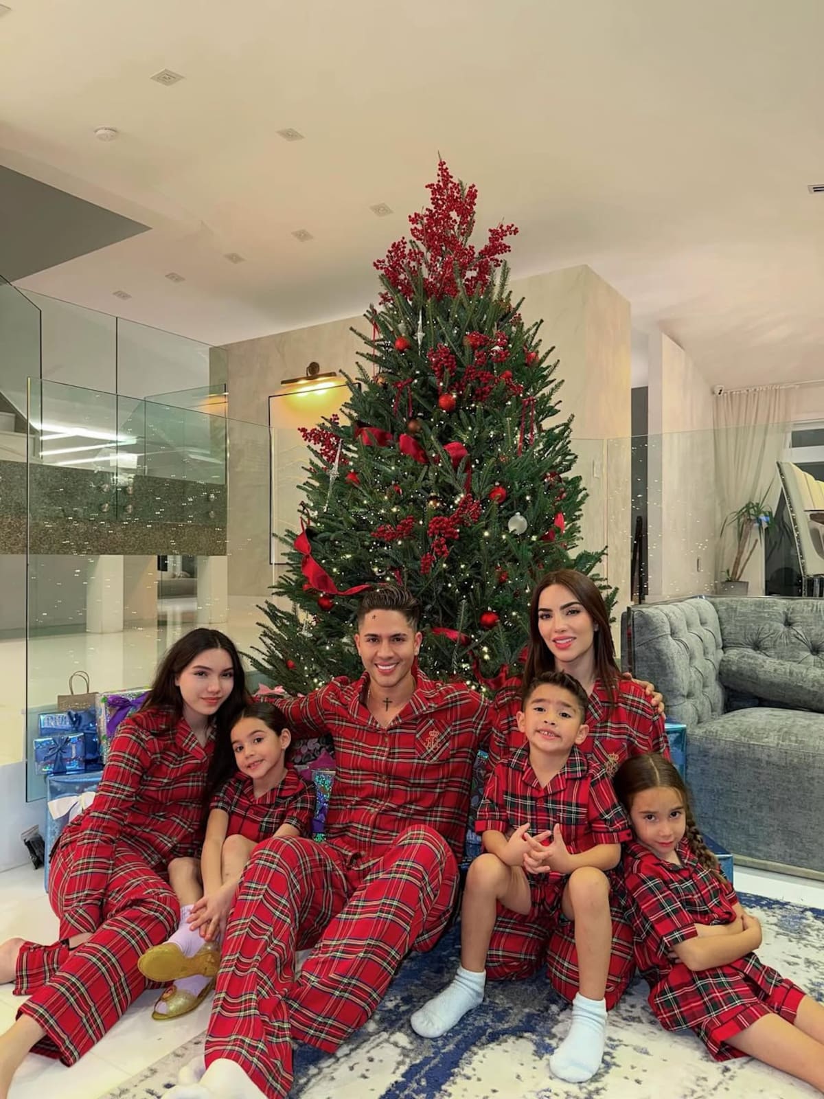 Kimberly Loaiza y Juan De Dios Pantoja en pose familiar.