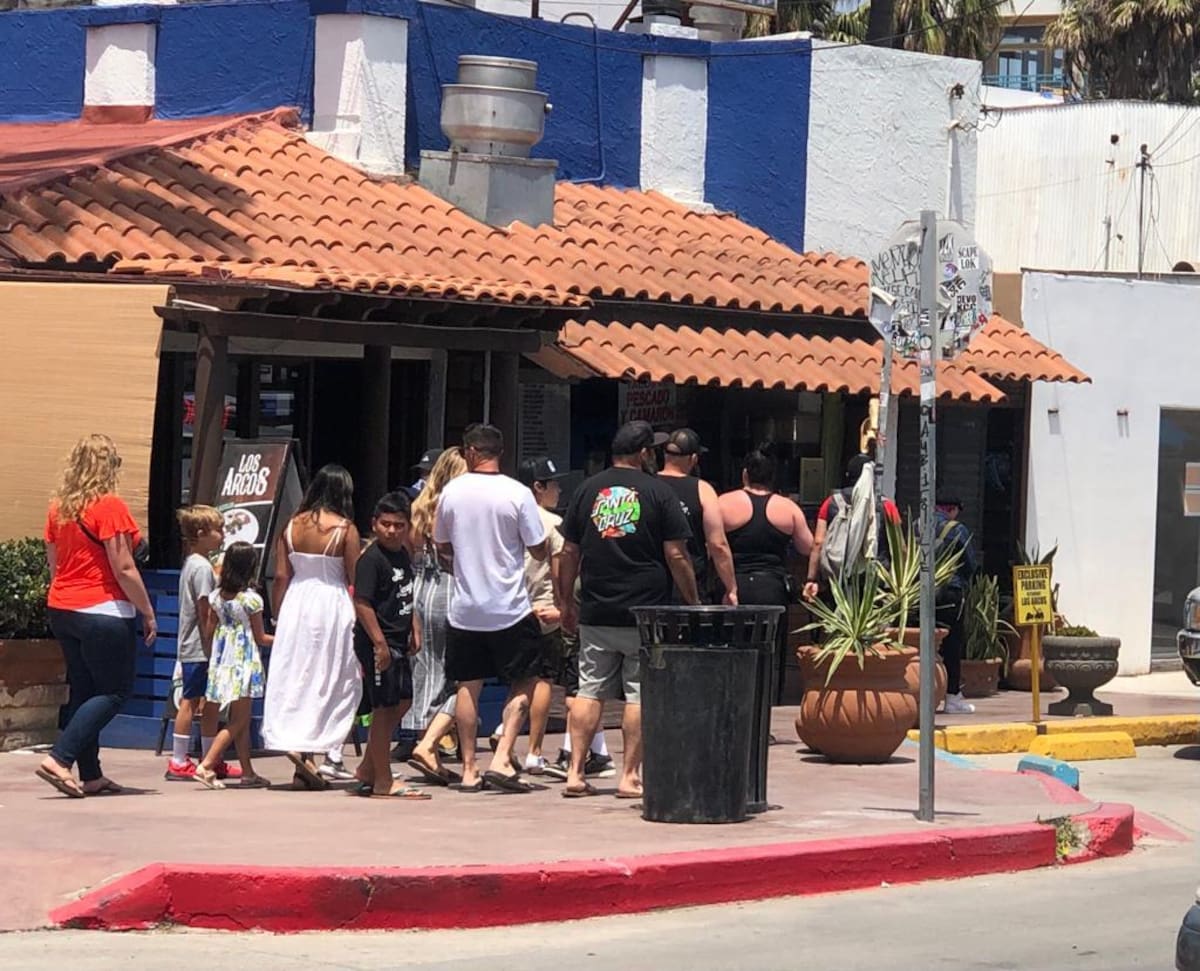 Muchos restaurantes han comenzado a implementar estrategias para atraer comensales, como menús especiales, promociones familiares y paquetes. Foto: Carmen Gutiérrez