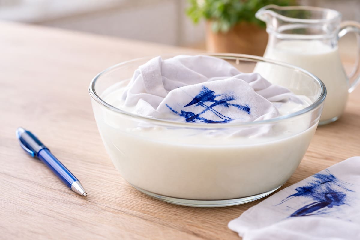 Las manchas de tinta pueden ser difíciles de eliminar, pero la leche puede ser una solución efectiva | Imagen hecha con IA