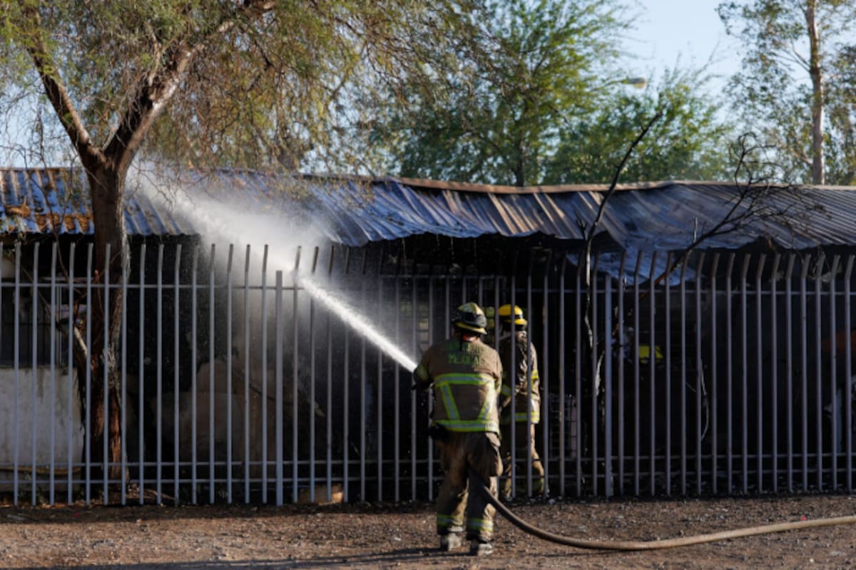 Incendio consume dos salones en secundaria de Mexicali y evacuan a menores
