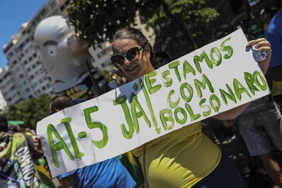 Pese a restricción por coronavirus, Bolsonaro acude a evento