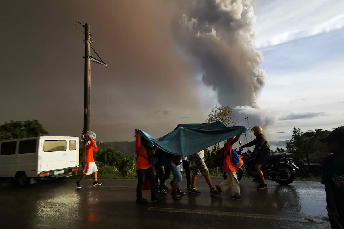 Evacúan a filipinos por erupción inminente de volcán Taal