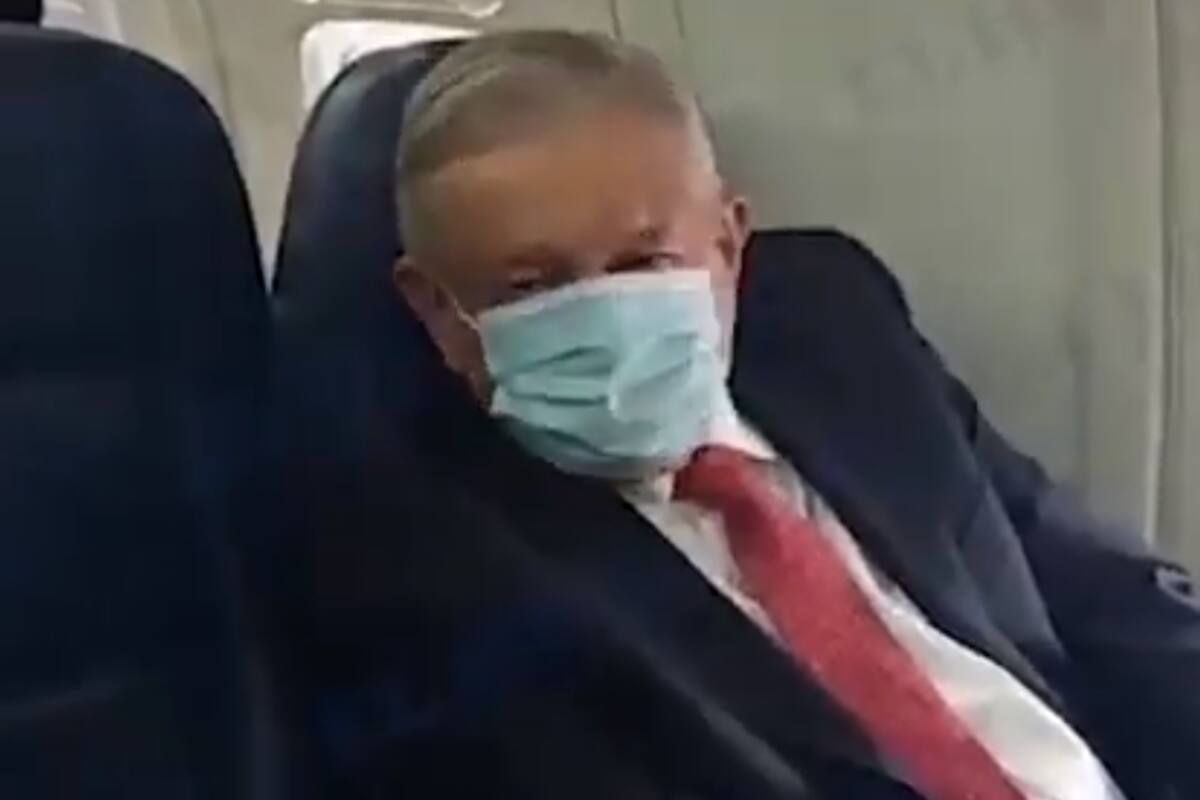 "Se negó a hacerlo por los mexicanos": Las críticas a AMLO por usar cubrebocas para viajar a EU