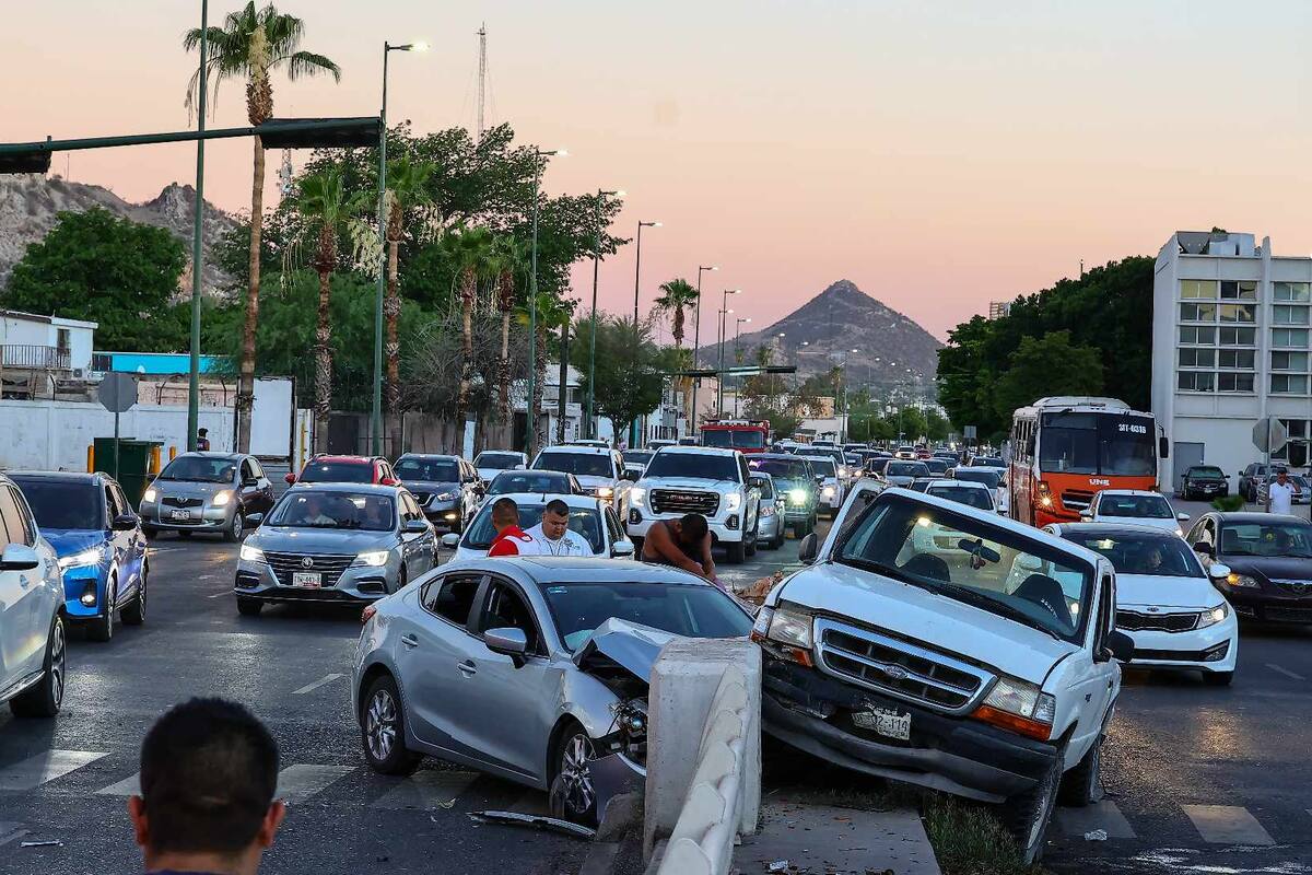 Al menos dos lesionados, incluido un menor de edad, en choque de vehículos al centro de Hermosillo (VIDEO)