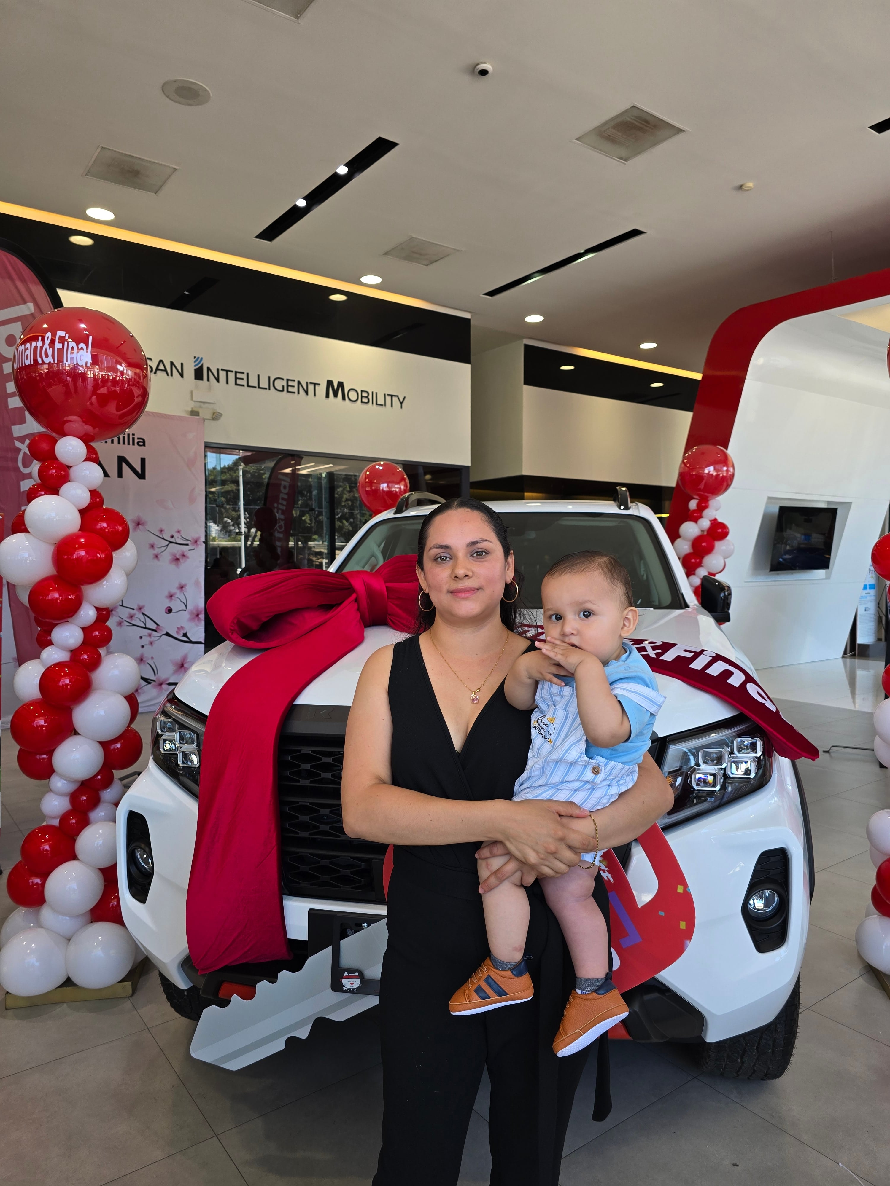 Smart & Final celebra a la ganadora de La Jugada Smart con la entrega de una Nissan Frontier.
Fotos: Cortesía.